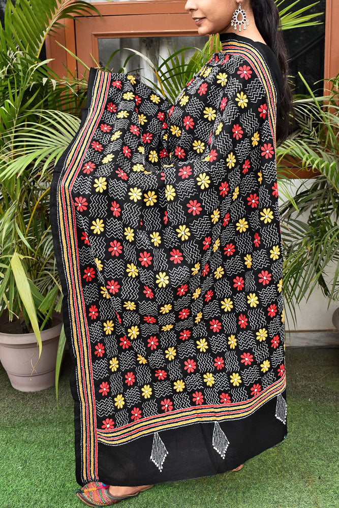 Hand embroidered Cotton Dupatta with Bengal Kantha work